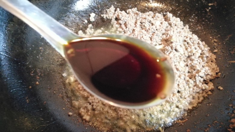 蒜苔牛肉打卤面,再放一勺儿<a style='color:red;display:inline-block;' href='/shicai/ 692'>酱油</a>,