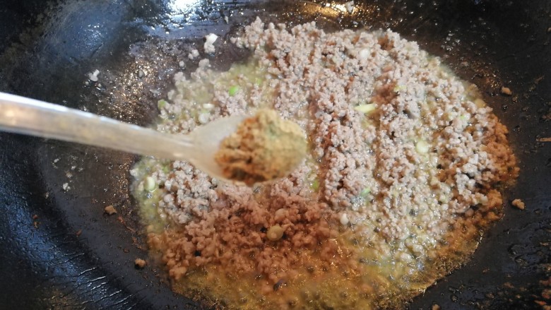 蒜苔牛肉打卤面,大火将肉馅儿炒熟,放一小勺13香,