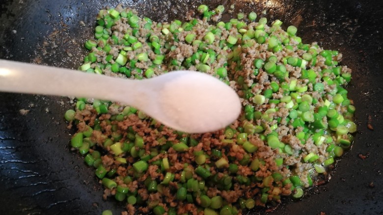 蒜苔牛肉打卤面,放入两小勺盐,接着炒匀,