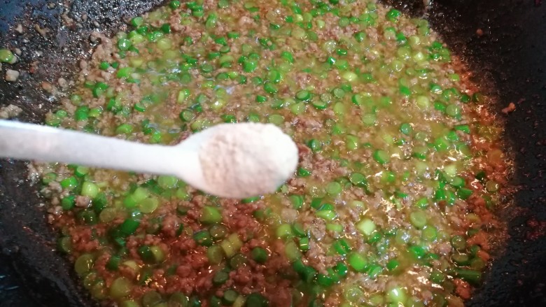 蒜苔牛肉打卤面,稍炖一下,最后放一小勺<a style='color:red;display:inline-block;' href='/shicai/ 813'>鸡粉</a>。翻炒两下,
