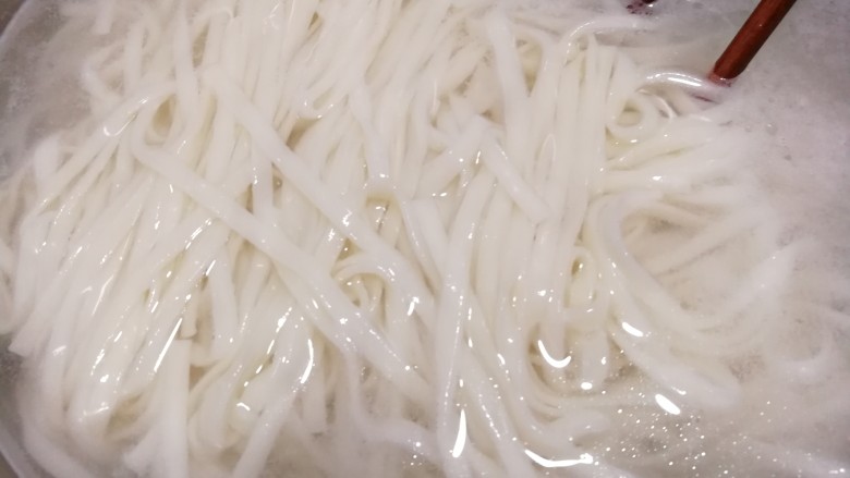 蒜苔牛肉打卤面,面煮熟后用冷水冲一下。