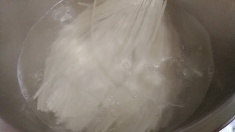 蒜苔牛肉打卤面,锅中水烧开后下入挂面。用筷子搅拌一下防止黏在一起,