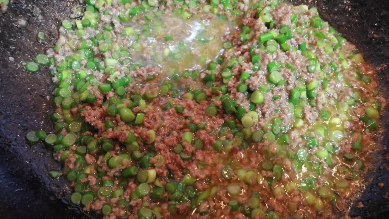 蒜苔牛肉打卤面,然后到时我勾兑好的淀粉水勾芡。