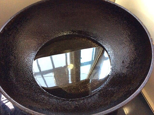 酱爆肉丁,起锅热油,加适量的油