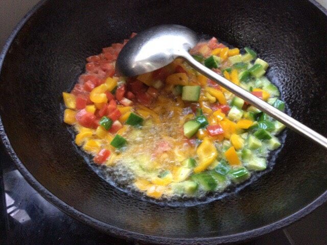 酱爆肉丁,下菜在油锅中滑一下,捞出