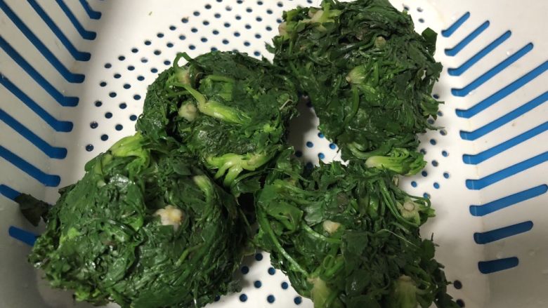 荠菜春卷,荠菜冷却后,把荠菜的水份挤干。