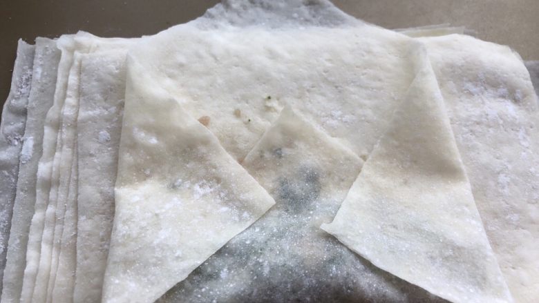 荠菜春卷,入图三边折一下,最后包起来,一个春卷就包好了。