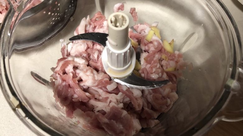 荠菜春卷,腿肉买的时候让老板打成肉丝,到家后清洗干净后放入绞肉机,把<a style='color:red;display:inline-block;' href='/shicai/ 37'>姜</a>末和肉放在一起。