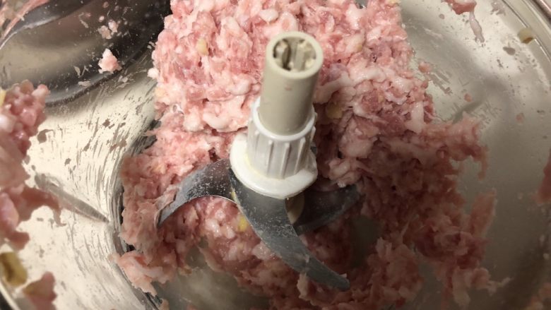 荠菜春卷,启动绞肉机,把腿肉搅成肉糜。