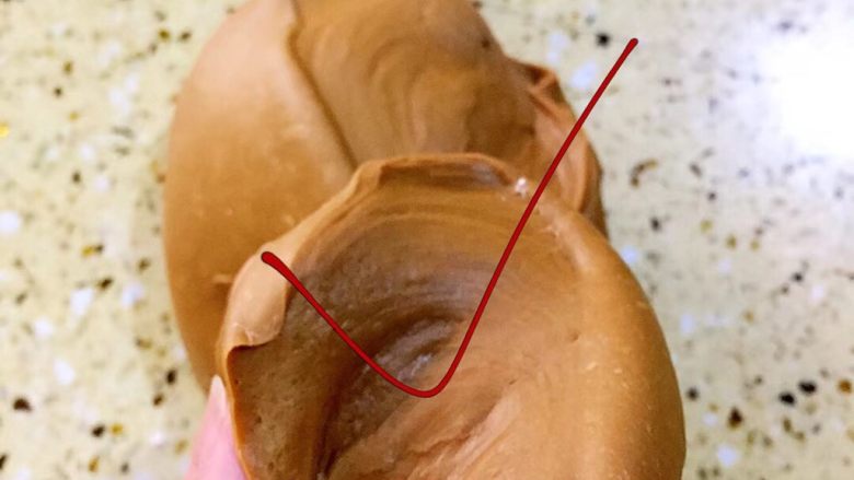 红糖馒头,这是排好气的面图
可以整形、圆形可以手揉滚圆
或是揉成长条状 刀切成块也行