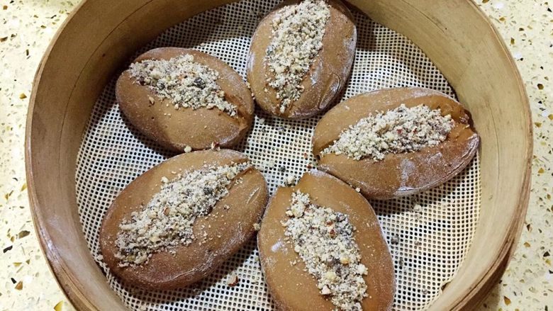 红糖馒头,整形切块后的馒头、入蒸笼进行发酵、发酵完成后 可以用刀在馒头上划一刀后、撒糖料装饰～～