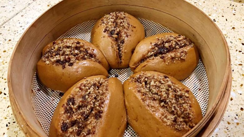 红糖馒头,发酵好的馒头就可以蒸制了～～
蒸锅上汽后 中火10-12分钟左右 
（看馒头大小 调整时间）
蒸好的馒头不要马上开盖、关火后焖2-3分钟再取出！