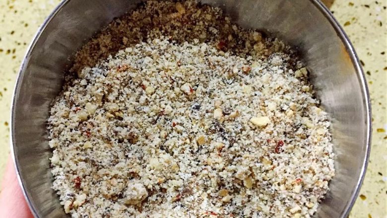 红糖馒头,装饰糖料：<a style='color:red;display:inline-block;' href='/shicai/ 665'>核桃</a>仁、<a style='color:red;display:inline-block;' href='/shicai/ 2470'>红枣</a>、<a style='color:red;display:inline-block;' href='/shicai/ 882'><a style='color:red;display:inline-block;' href='/shicai/ 882'>红糖</a></a>、砂糖、<a style='color:red;display:inline-block;' href='/shicai/ 519'>面粉</a> 一起用研磨杯磨成粉即可