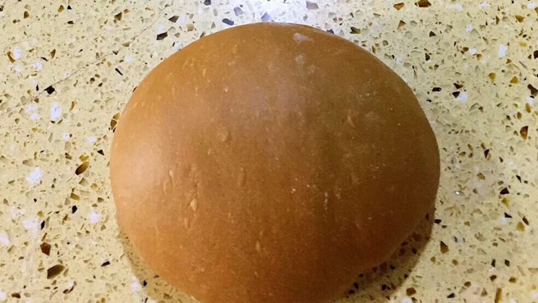 红糖馒头,<a style='color:red;display:inline-block;' href='/shicai/ 549'>中筋面粉</a>500克+5克<a style='color:red;display:inline-block;' href='/shicai/ 731'>酵母</a>拌匀
<a style='color:red;display:inline-block;' href='/shicai/ 156925'>水</a>260克+红糖100克把红糖煮化后放凉至30度左右
红糖<a style='color:red;display:inline-block;' href='/shicai/ 156925'>水</a>加面粉揉匀 揉光
（没有中粉低粉也可以）