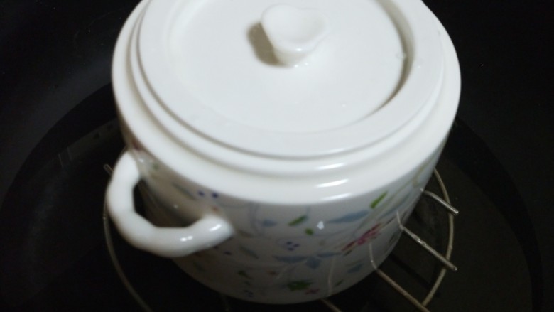 猴头菇蒸蛋,盖上盖子,中火蒸15分钟