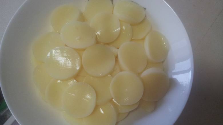 金针菇烧日本豆腐,日本豆腐切成片。