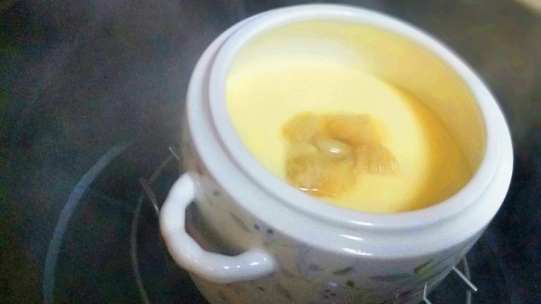 猴头菇蒸蛋,待蛋液凝固,加入少量猴头菇