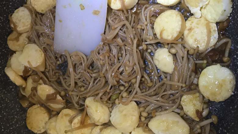 金针菇烧日本豆腐,然后下入金针菇和日本豆腐,倒入酱汁混合炒匀即可。不要用力翻炒。
