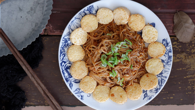 金针菇烧日本豆腐,装盘后洒在表面，完成美味~