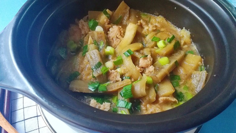 扒皮鱼蒜香肉末茄子煲,出锅后即可食用