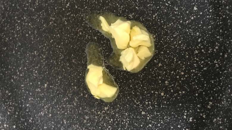 三汁闷锅(黄记煌),起锅放入少许黄油,将黄油融化。