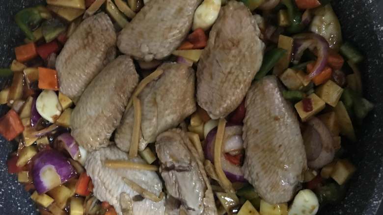 三汁闷锅(黄记煌),将所有蔬菜平铺在锅底,鸡翅摆在蔬菜上面。放胡椒,<a style='color:red;display:inline-block;' href='/shicai/ 852'>辣椒油</a>。盖锅盖焖12分钟。记得用小火