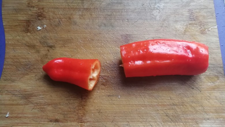 蒜蓉粉丝娃娃菜,红椒一个,切开取一小段
