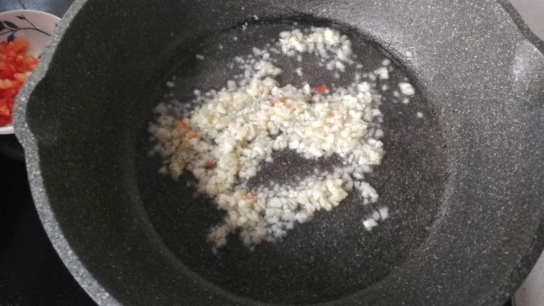 蒜蓉粉丝娃娃菜,锅中再入少许油,放入蒜蓉小火煸香