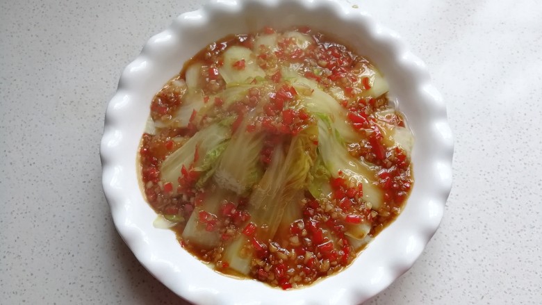 蒜蓉粉丝娃娃菜,然后再淋上先前炒好的蒜蓉酱放入蒸锅大火蒸8分钟即好(我这是蒸好后刚出锅的)