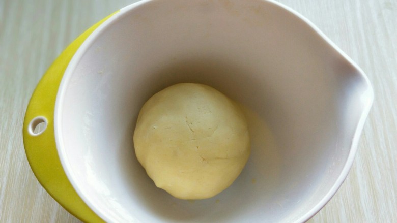 姜饼人饼干,再揉成面团,盖上盖子,松弛15分钟。