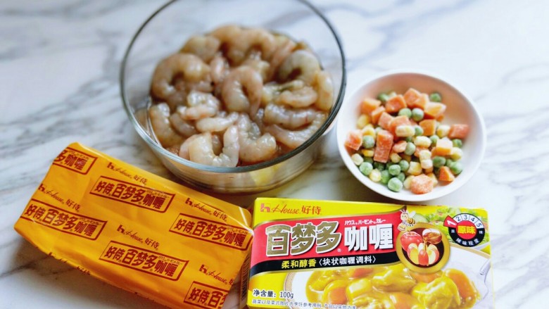 咖喱虾仁盖浇饭,美国杂粮我超市买的袋装的,就是玉米粒,豌豆,胡萝卜丁。