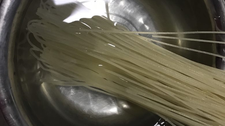 酸豆角肉丁米线,米线稍微清洗之后,放入温水中浸泡15分钟,主要是为了软化米线,时间紧迫的话可以省略;