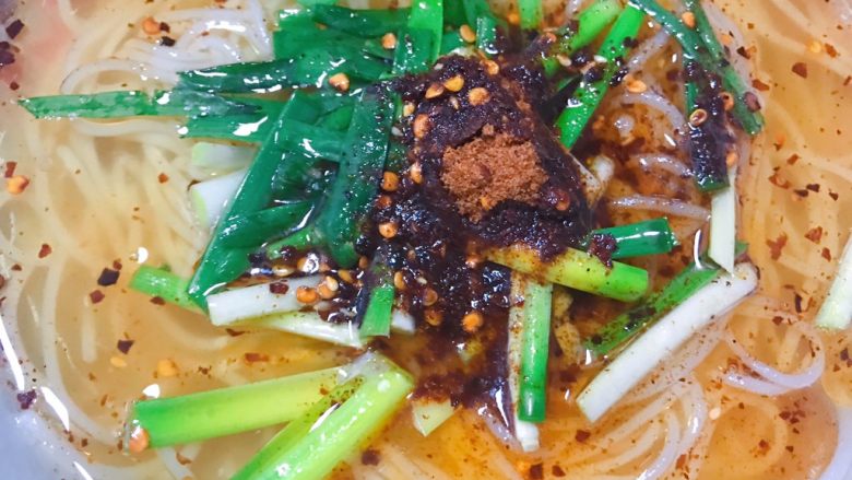 酸豆角肉丁米线,锅中放油,烧开后直接淋到辣椒面上