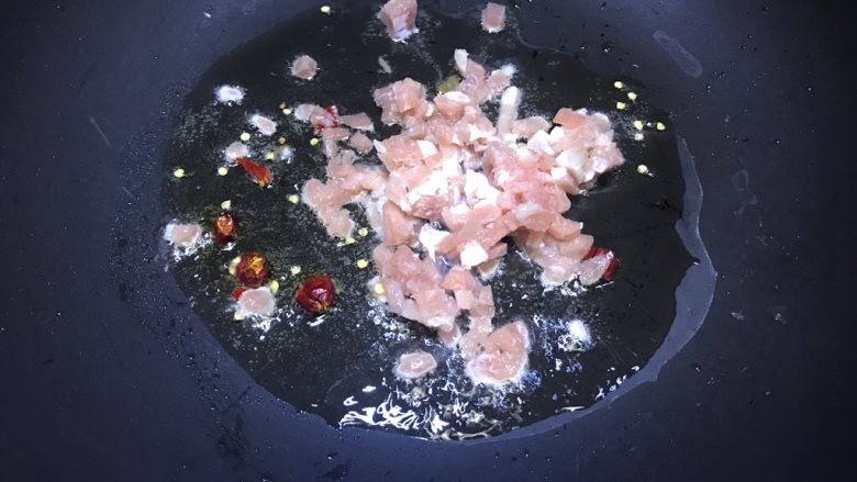 酸豆角肉丁米线,锅中放油,油热之后放入<a style='color:red;display:inline-block;' href='/shicai/ 86474'>干辣椒</a>爆香,再放入肉丁翻炒