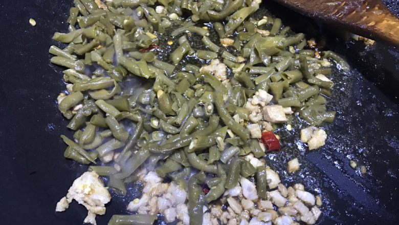 酸豆角肉丁米线,肉丁变色之后放入酸豆角翻炒2分钟,淋上味极鲜,盛出备用