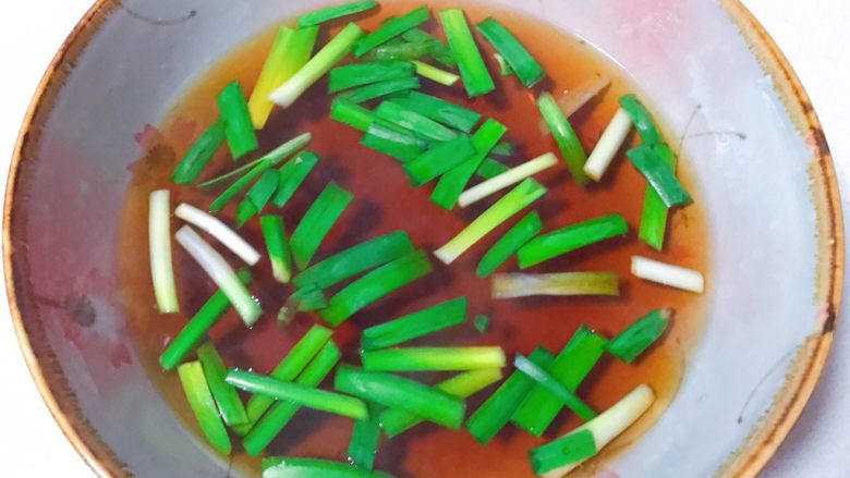酸豆角肉丁米线,另取一个碗,放入半勺味极鲜,2勺醋,撒上<a style='color:red;display:inline-block;' href='/shicai/ 116'>韭菜</a>段,然后用开水冲开拌匀