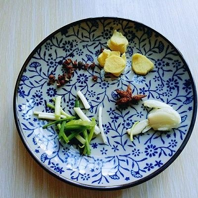 年初五&小年~清蒸孔雀鲈鱼,准备好香料。