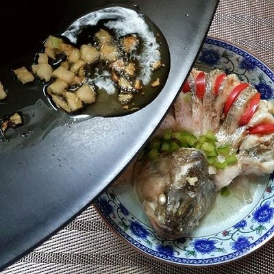 年初五&小年~清蒸孔雀鲈鱼,蒸好的鱼会有很多汤汁出来,将汤汁倒出,<a style='color:red;display:inline-block;' href='/shicai/ 86706'>红甜椒</a>切丝,摆放在切开的鱼背上,绿甜椒切丁,放在鱼头和鱼身连接处,如图。
最后将煸炒出香味的香油淋再鱼身上即可。