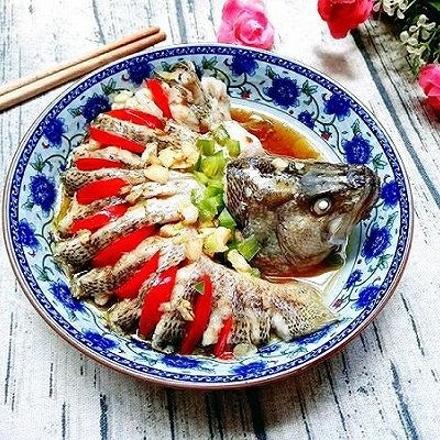年初五&小年~清蒸孔雀鲈鱼,再淋上少许生抽,如果你喜欢吃辣的,那么煸炒香料时还可以加一些红辣椒煸炒。