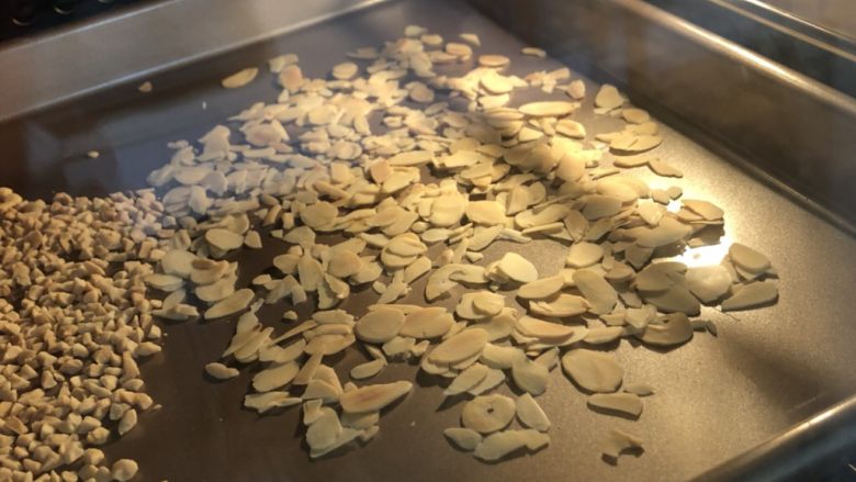 巧克力香蕉麦芬蛋糕 ukoeo风炉制作,我买的扁桃仁是生的,先烤熟。旁边顺带烤了点花生碎,这次麦芬不需要的。