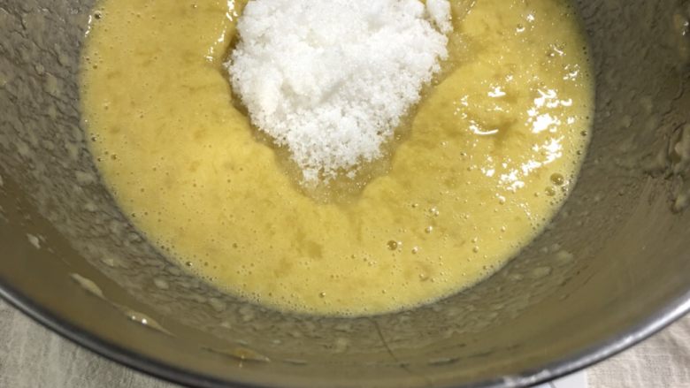 巧克力香蕉麦芬蛋糕 ukoeo风炉制作,糖倒入香蕉里,搅拌均匀。我用的绵白糖哦。