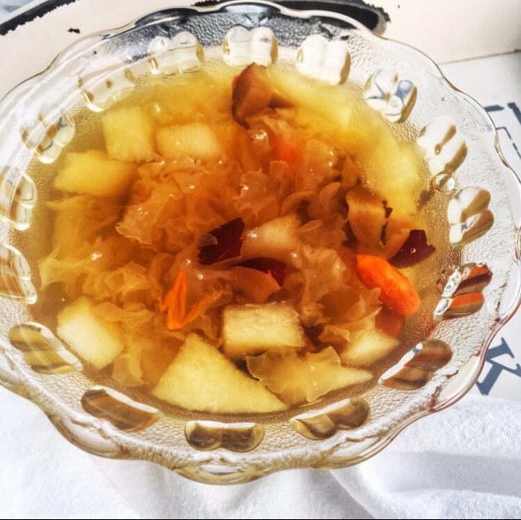 宝宝辅食10M➕:银耳雪梨羹,如果给大宝宝食用不需要用料理棒搅拌即可食用,7-10个月的宝宝吃的时候可以做完后用料理棒将银耳羹搅打成细腻糊糊状给宝宝吃哦