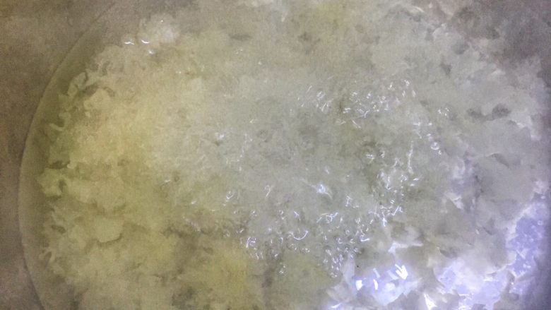 宝宝辅食10M➕:银耳雪梨羹,锅里放入适当水(砂锅最好哦),水开后加入银耳转小火慢炖一小时(水要一次性加够,最好是没过银耳两个手指关节的水量)