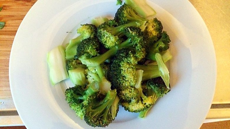 土豆牛肉丸子烩饭,同时,用另外一个锅,倒入适量水,并加少许的盐,将西兰花焯水至熟后,捞起装盘备用。