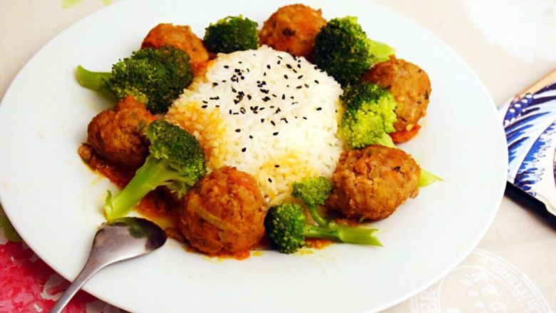 土豆牛肉丸子烩饭,香喷喷的土豆牛肉丸子烩饭就做好啦!