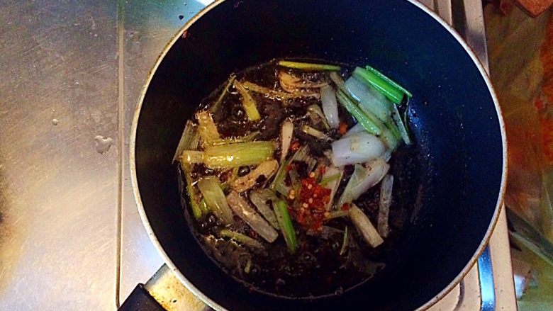 土豆牛肉丸子烩饭,煎出葱香味后,根据个人口味加入适量的干辣椒(碎)。