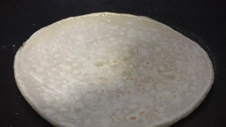大年初四 烙大饼,大约20~30秒左右,第一年定行后迅速翻面。