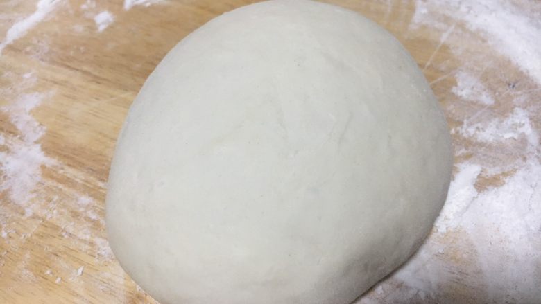 大年初四 烙大饼,把面倒入盆中,边倒入水边用筷子搅动,等面稍稍凉了后,用手把面揉到面团光滑,然后密封醒发一个小时。