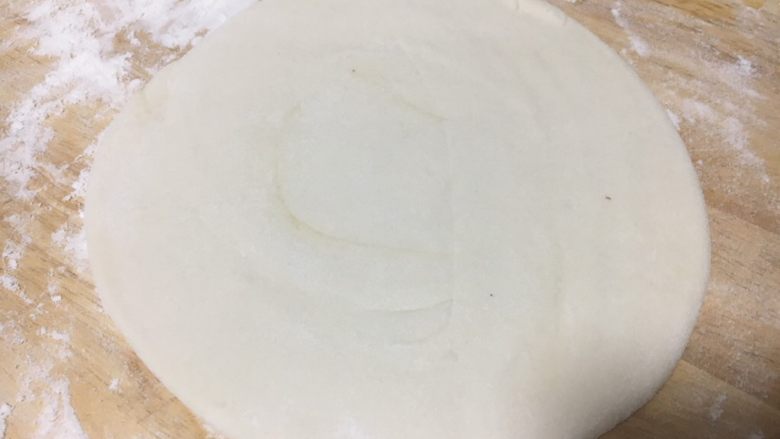 大年初四 烙大饼,然后擀开,薄厚可随个人喜欢。