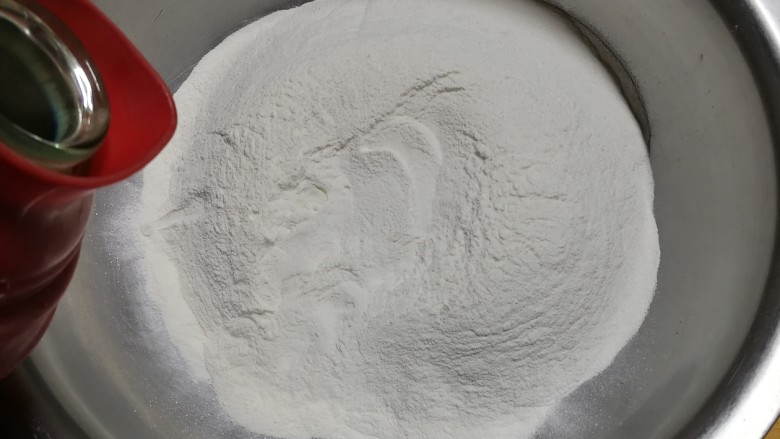 年味+初五团团圆圆粉妆玉琢茴香咸肉鸭蛋菠菜大汤圆,盘中放入适量<a style='color:red;display:inline-block;' href='/shicai/ 520'>糯米粉</a>,一点一点倒入适量开水,不能一下子倒入大量水